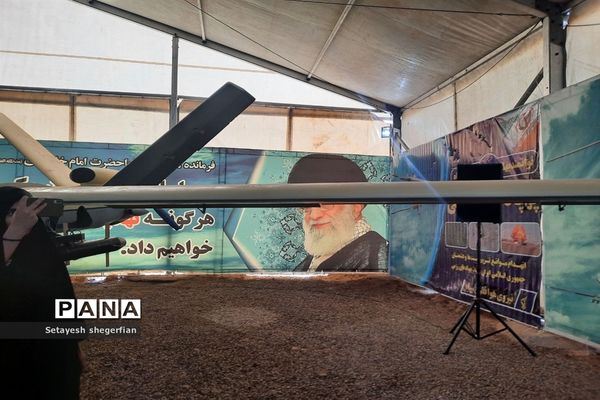 بازدید دختران خراسانی از نمایشگاه هوافضا در مناطق عملیاتی جنوب کشور