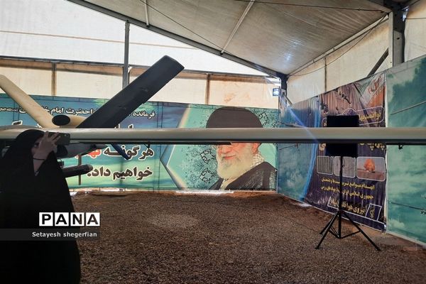 بازدید دختران خراسانی از نمایشگاه هوافضا در مناطق عملیاتی جنوب کشور