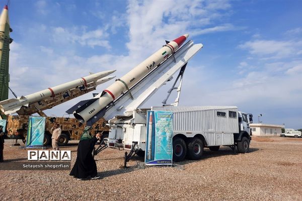 بازدید دختران خراسانی از نمایشگاه هوافضا در مناطق عملیاتی جنوب کشور