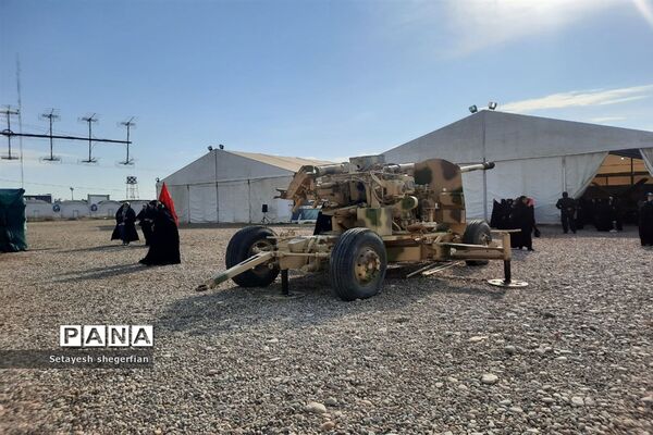 بازدید دختران خراسانی از نمایشگاه هوافضا در مناطق عملیاتی جنوب کشور