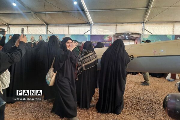 بازدید دختران خراسانی از نمایشگاه هوافضا در مناطق عملیاتی جنوب کشور