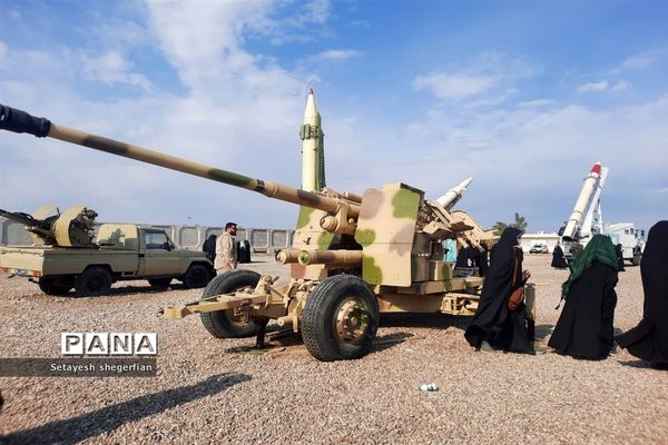 بازدید دختران خراسانی از نمایشگاه هوافضا در مناطق عملیاتی جنوب کشور