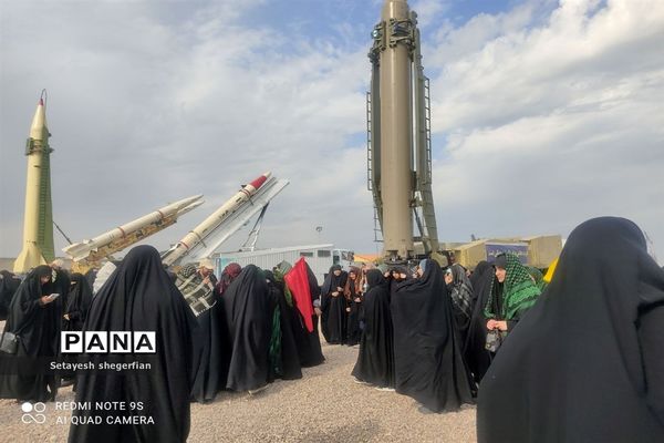 بازدید دختران خراسانی از نمایشگاه هوافضا در مناطق عملیاتی جنوب کشور