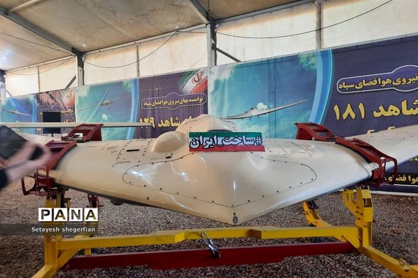 بازدید دختران خراسانی از نمایشگاه هوافضا در مناطق عملیاتی جنوب کشور