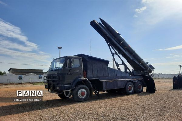 بازدید دختران خراسانی از نمایشگاه هوافضا در مناطق عملیاتی جنوب کشور