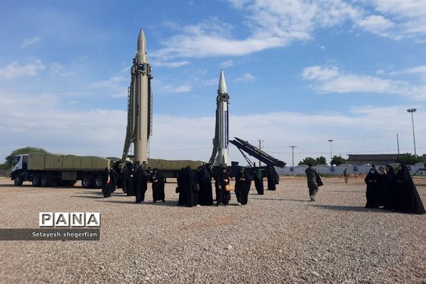 بازدید دختران خراسانی از نمایشگاه هوافضا در مناطق عملیاتی جنوب کشور