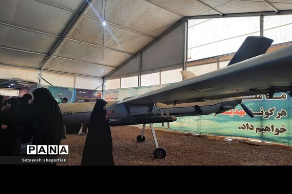 بازدید دختران خراسانی از نمایشگاه هوافضا در مناطق عملیاتی جنوب کشور