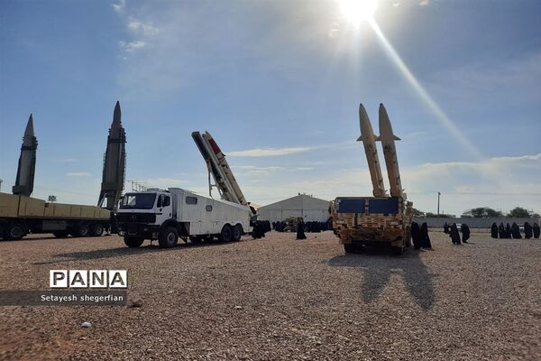 بازدید دختران خراسانی از نمایشگاه هوافضا در مناطق عملیاتی جنوب کشور