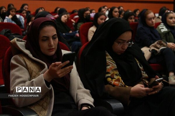 همایش زندگی هدفمند و طراحی آینده برای دانش‌آموزان دختر متوسطه بهارستان‌دو