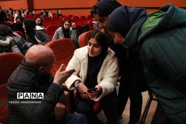 همایش زندگی هدفمند و طراحی آینده برای دانش‌آموزان دختر متوسطه بهارستان‌دو