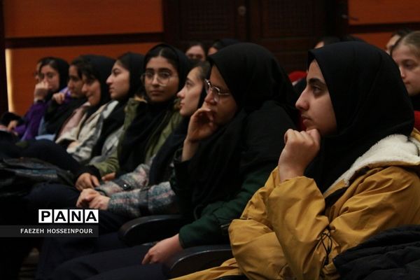 همایش زندگی هدفمند و طراحی آینده برای دانش‌آموزان دختر متوسطه بهارستان‌دو