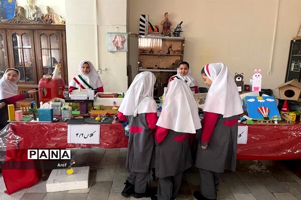 جشن سالگرد پیروزی انقلاب در دبستان حضرت زهرا(س) منطقه ۱۳