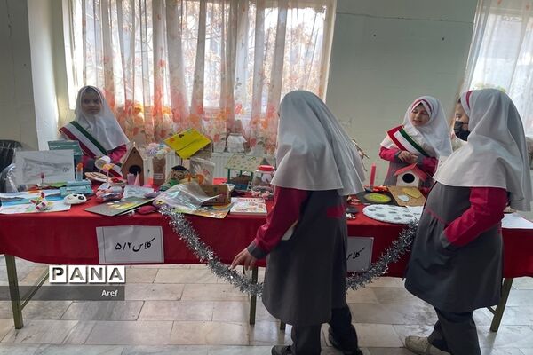 جشن سالگرد پیروزی انقلاب در دبستان حضرت زهرا(س) منطقه ۱۳