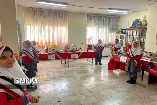 جشن سالگرد پیروزی انقلاب در دبستان حضرت زهرا(س) منطقه ۱۳