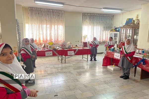 جشن سالگرد پیروزی انقلاب در دبستان حضرت زهرا(س) منطقه ۱۳