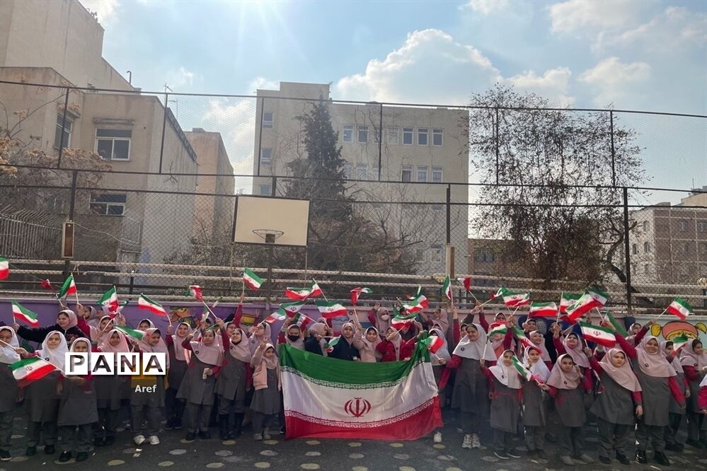 جشن سالگرد پیروزی انقلاب در دبستان حضرت زهرا(س) منطقه ۱۳