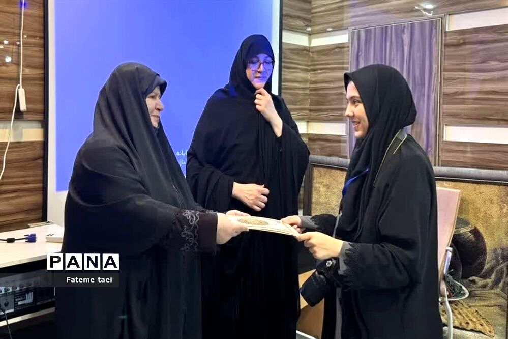 تقدیر از دانش آموزان مدارس شاهد