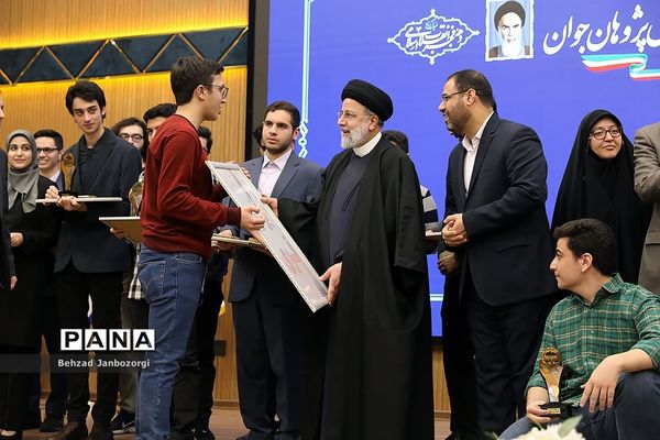 مراسم تجلیل از مدال‌آوران المپیادهای علمی جهانی و احیای باشگاه دانش‌پژوهان جهان