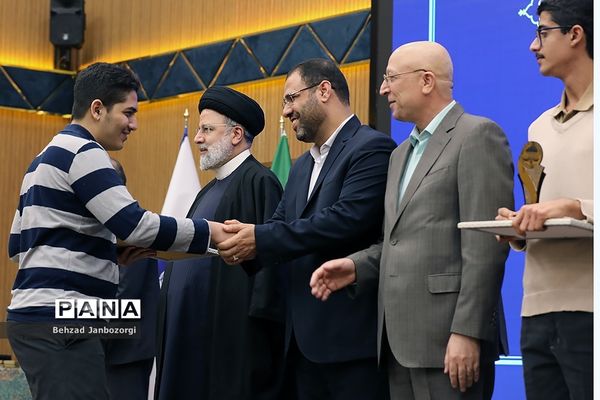 مراسم تجلیل از مدال‌آوران المپیادهای علمی جهانی و احیای باشگاه دانش‌پژوهان جهان