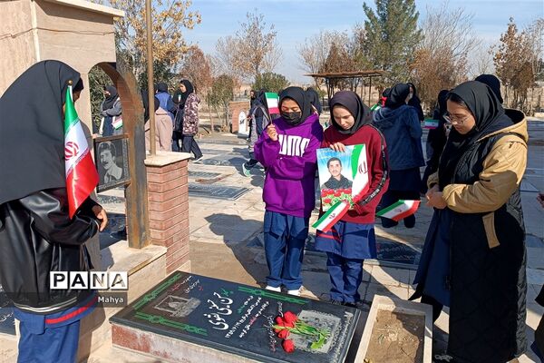 مراسم دهه فجر با راهپیمایی دانش‌آموزان آموزشگاه شبانه روزی حضرت زهرا (س) جوادآباد
