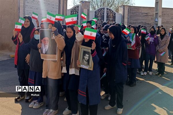 مراسم دهه فجر با راهپیمایی دانش‌آموزان آموزشگاه شبانه روزی حضرت زهرا (س) جوادآباد