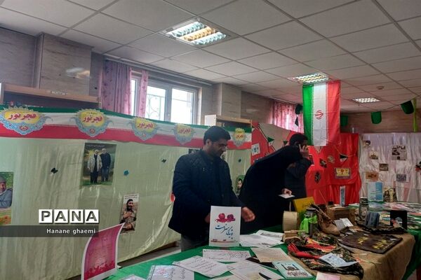 بازدید از نمایشگاه تبیینی دهه فجر با عنوان خیابان انقلاب در ناحیه 5 مشهد