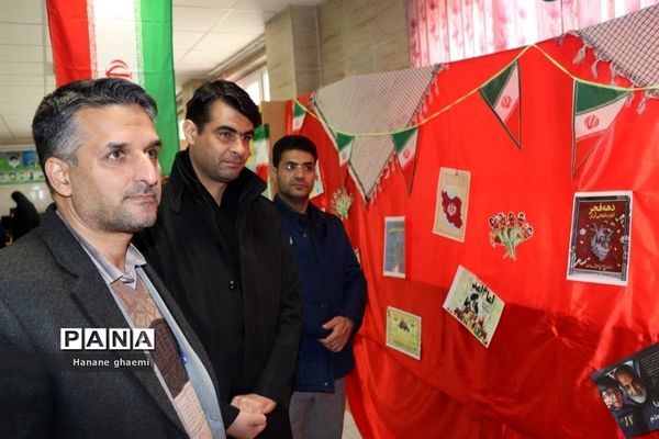 بازدید از نمایشگاه تبیینی دهه فجر با عنوان خیابان انقلاب در ناحیه 5 مشهد