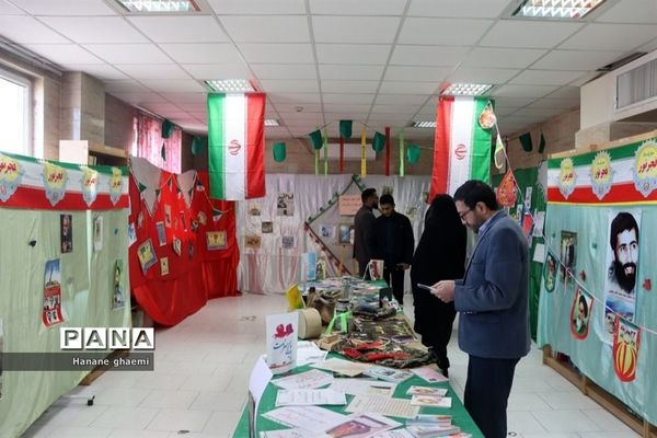 بازدید از نمایشگاه تبیینی دهه فجر با عنوان خیابان انقلاب در ناحیه 5 مشهد