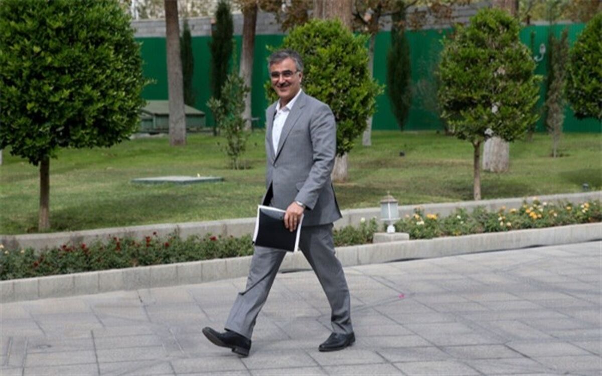 فرزین: نرخ ارز به قیمت سابق برمی‌گردد