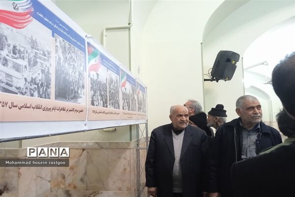 برپایی نمایشگاه عکس انقلاب اسلامی در کاشمر