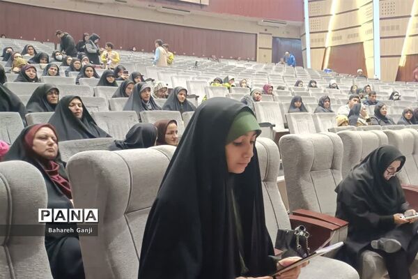 رونمایی از کتاب کاپشن صورتی در نیشابور