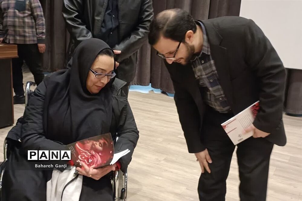 رونمایی از کتاب کاپشن صورتی در نیشابور