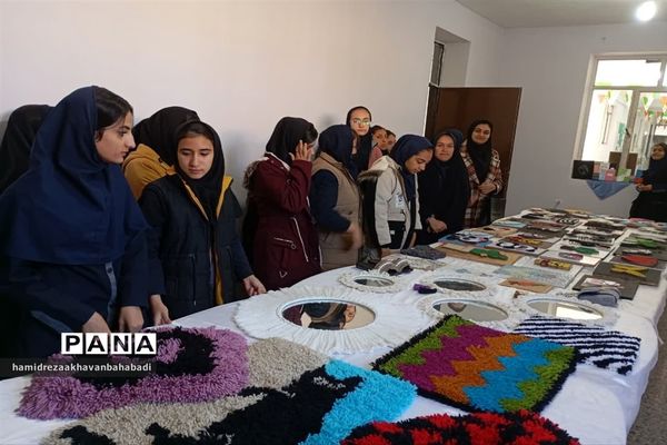 نمایشگاه آثار هنری دانش‌آموزان دبیرستان دخترانه توسلی بهاباد گشایش یافت