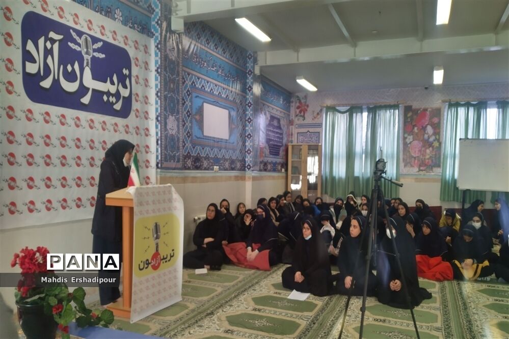 برگزاری تربیون آزاد برای رای اولی‌ها در دبیرستان شاهد کوثر