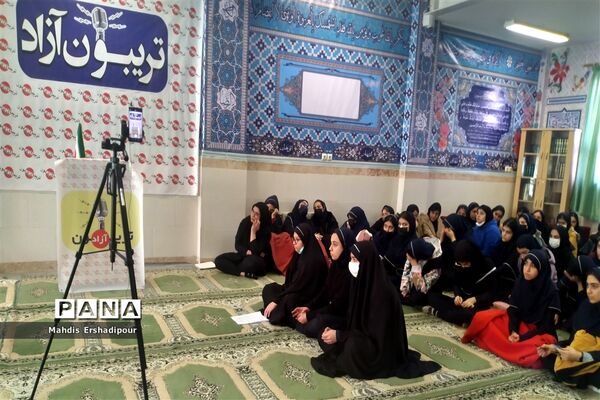 برگزاری تربیون آزاد برای رای اولی‌ها در دبیرستان شاهد کوثر