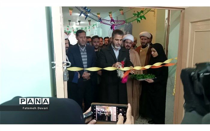 بازدید دبیرکل انجمن اسلامی دانش‌آموزان ‌از نمایشگاه‌های مدرسه انقلاب ‌فاروج