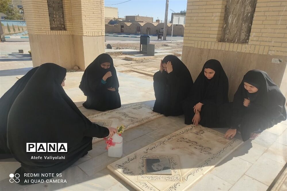 غبار روبی قبور شهدا به‌مناسبت دهه فجر در مهریز