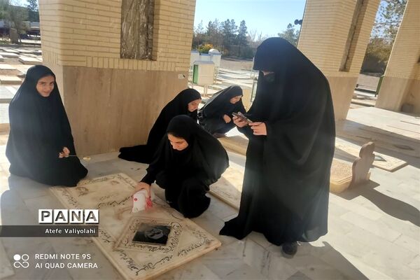 غبار روبی قبور شهدا به‌مناسبت دهه فجر در مهریز