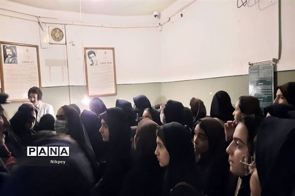 بازدید دانش‌آموزان دبیرستان حجاب از موزه عبرت