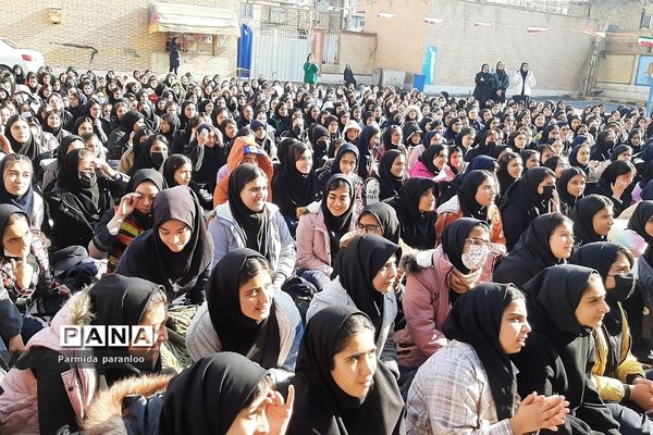 کارناوال شادی مدرسه نشاط به‌مناسبت دهه فجر و هفته فرهنگ و هنر در بهارستان‌2