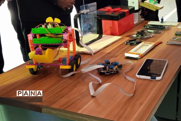 نمایشگاه دست سازه های دانش‌آموزی در جزیره هرمز