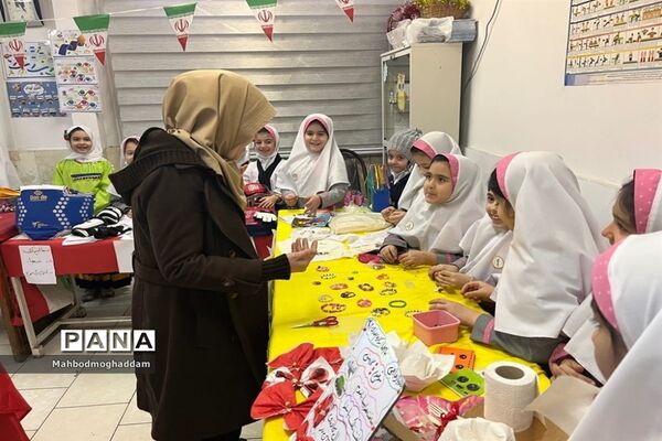 نمایشگاه دست سازه‌های دانش‌آموزان در دبستان اشرفی اصفهانی منطقه ۱۳