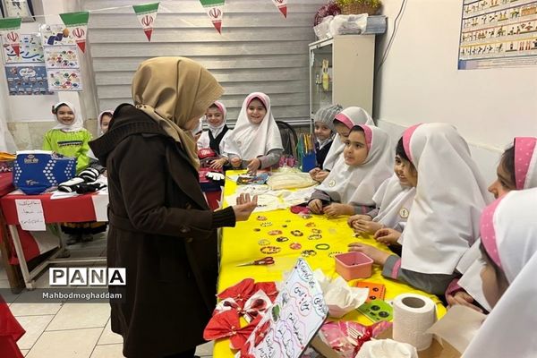 نمایشگاه دست سازه‌های دانش‌آموزان در دبستان اشرفی اصفهانی منطقه ۱۳