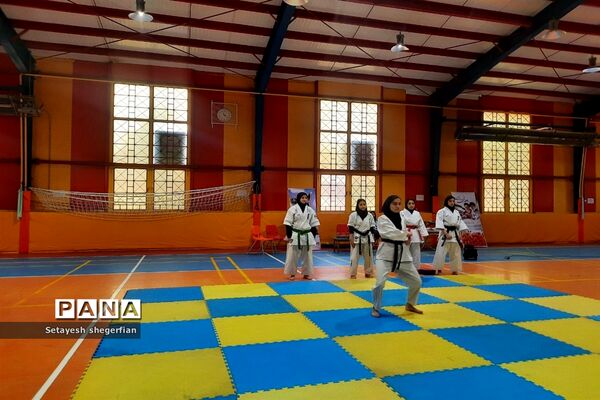 برگزاری بازارچه کارآفرینی و ویژه برنامه دهه فجر در دبیرستان مهشید مصلی نژاد ناحیه ۶ مشهد