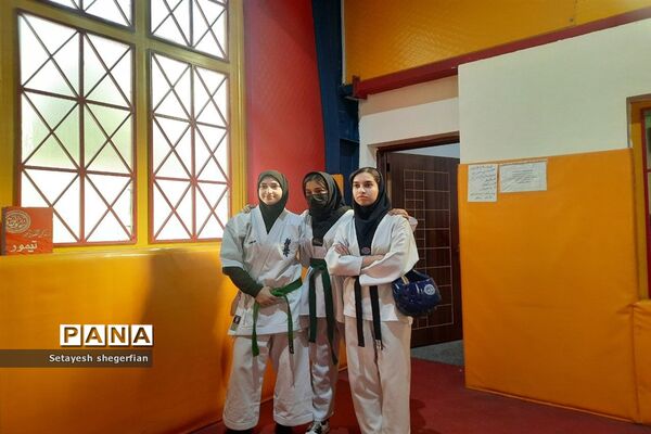 برگزاری بازارچه کارآفرینی و ویژه برنامه دهه فجر در دبیرستان مهشید مصلی نژاد ناحیه ۶ مشهد