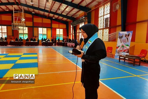 برگزاری بازارچه کارآفرینی و ویژه برنامه دهه فجر در دبیرستان مهشید مصلی نژاد ناحیه ۶ مشهد