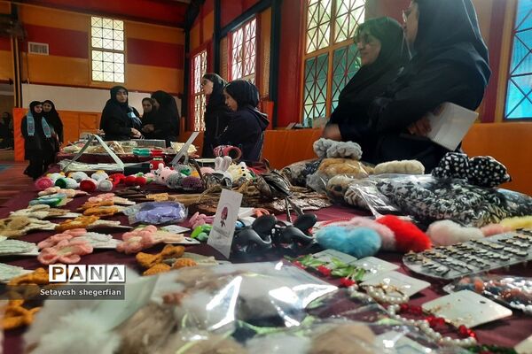 برگزاری بازارچه کارآفرینی و ویژه برنامه دهه فجر در دبیرستان مهشید مصلی نژاد ناحیه ۶ مشهد