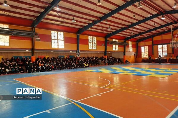 برگزاری بازارچه کارآفرینی و ویژه برنامه دهه فجر در دبیرستان مهشید مصلی نژاد ناحیه ۶ مشهد