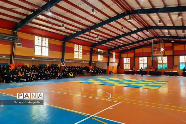 برگزاری بازارچه کارآفرینی و ویژه برنامه دهه فجر در دبیرستان مهشید مصلی نژاد ناحیه ۶ مشهد