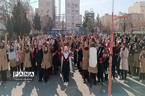 حال  و هوای انقلابی در مدرسه پنجم مهر به‌مناسبت دهه فجر